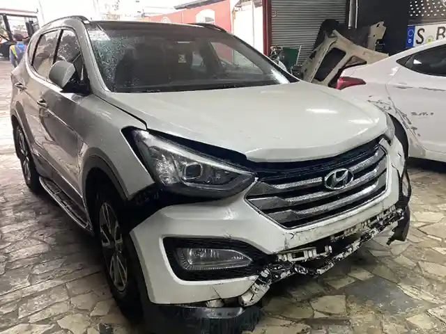 damaged hyundai santafe