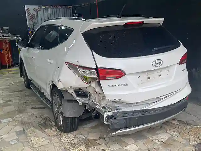 damaged hyundai santafe rear